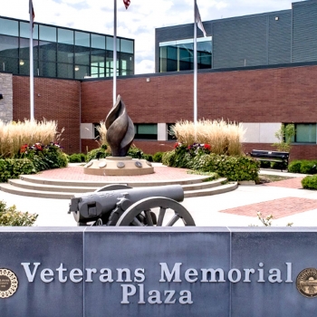 Signage welcoming you to the Veterans Memorial Plaza in Delaware, Ohio.